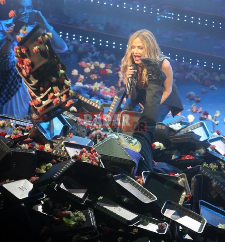 Άννα Βίσση: Μαζί με τα λουλούδια της πέταξαν θαυμαστή στην πίστα