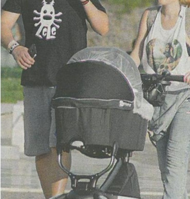 Έλληνας παρουσιαστής κάνει βόλτα για πρώτη φορά με το νεογέννητο γιο του!