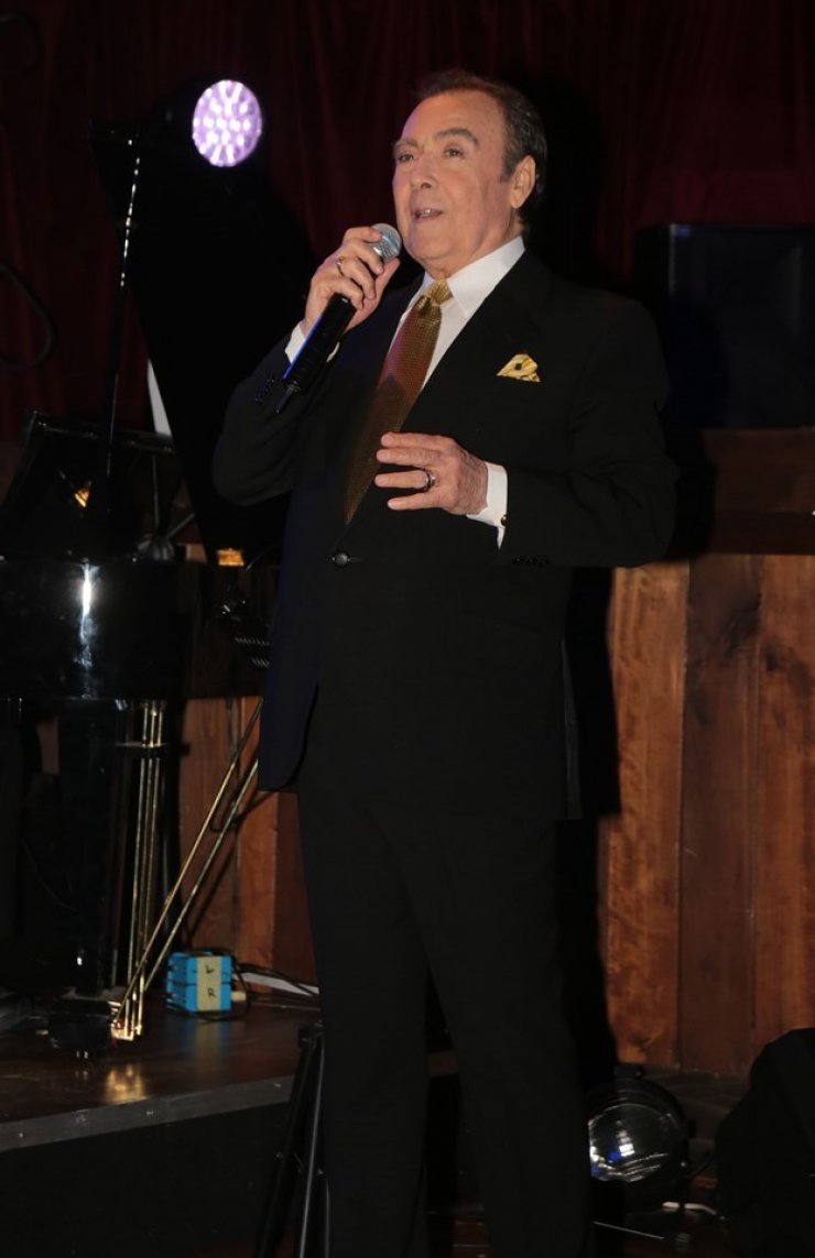 Η πανέμορφη κόρη του Τόλη Βοσκόπουλου φιλάει στο στόμα τον πατέρα της