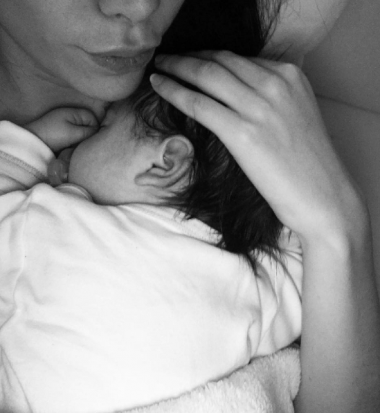 Επώνυμος Έλληνας μας δείχνει για πρώτη φορά τη νεογέννητη κορούλα του!