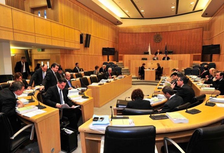 Πρόταση βόμβα ΑΚΕΛ για αναστολή των αποκρατικοποιήσεων