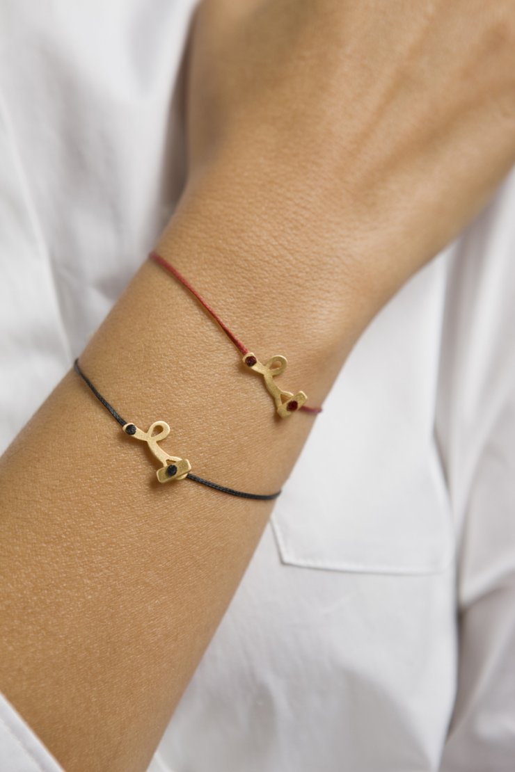 Και φέτος φοράμε το συλλεκτικό βραχιόλι της εκστρατείας ευαισθητοποίησης-ενημέρωσης-πρόληψης για τον καρκίνο του μαστού της Madame Figaro