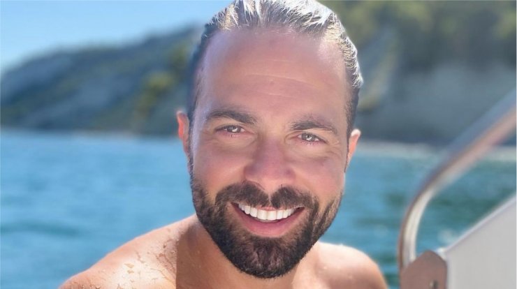 Ηλίας Βρεττός: Ποζάρει αγκαλιά με τη σύντροφό του στο βυθό της θάλασσας και το αποτέλεσμα εντυπωσιάζει [εικόνες]