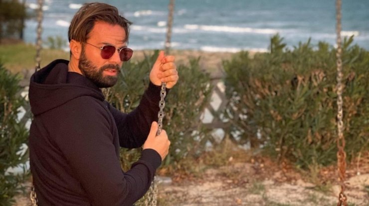 Ηλίας Βρεττός: Δείτε τον με τη σύντροφό του σε μια σπάνια δημόσια εμφάνισή τους [εικόνα]