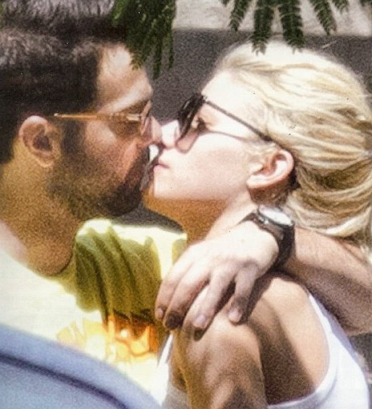 Αραβανή-Βρεττός: Τα καυτά φιλιά στην μέση του δρόμου