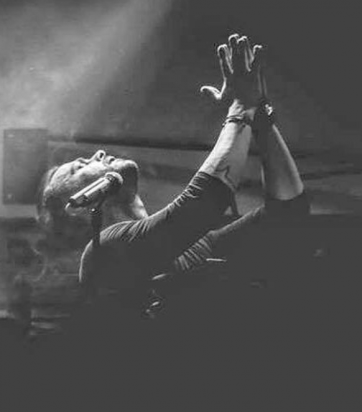 Ο Ηλίας Βρεττός πήρε εξιτήριο από το νοσοκομείο και ξέσπασε σε δάκρυα! [βίντεο]