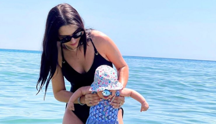 Έλενα Θεοδώρου: Το πρώτο καλοκαίρι και το πρώτο μπάνιο με την πανέμορφη κορούλα της [εικόνες]