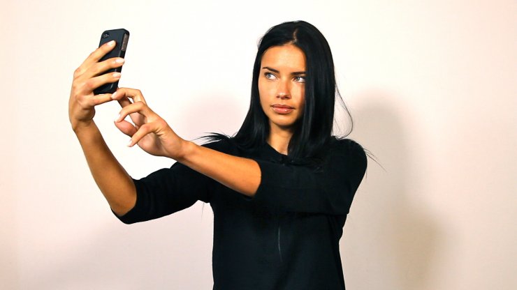 5 κόλπα για την τέλεια selfie