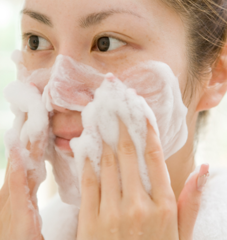 Γιατί δεν πρέπει να πλένετε το πρόσωπό σας ενώ κάνετε ντουζ;