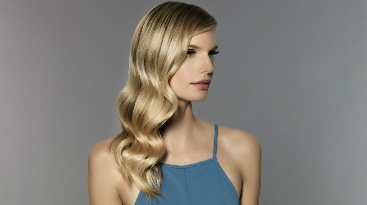 Κυματιστά μαλλιά: Πώς να υιοθετήσετε το απόλυτο look του καλοκαιριού