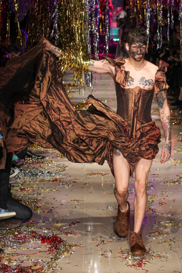 Ποια σχεδιάστρια έβγαλε άντρες μοντέλα με τα γυναικεία της ρούχα;