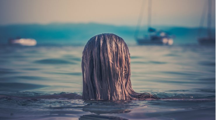 Αυτά είναι τα 4 λάθη που κάνουν όλες οι γυναίκες με βαμμένα μαλλιά στο μπάνιο