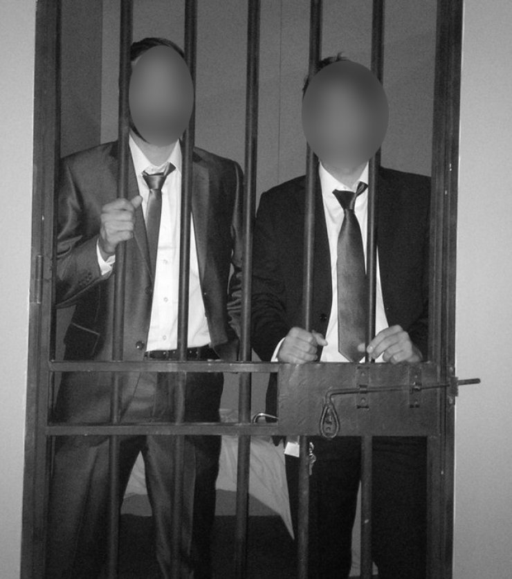 Ποιοί δυο ηθοποιοί απαθανατίστηκαν πίσω απο της φυλακής τα σίδερα