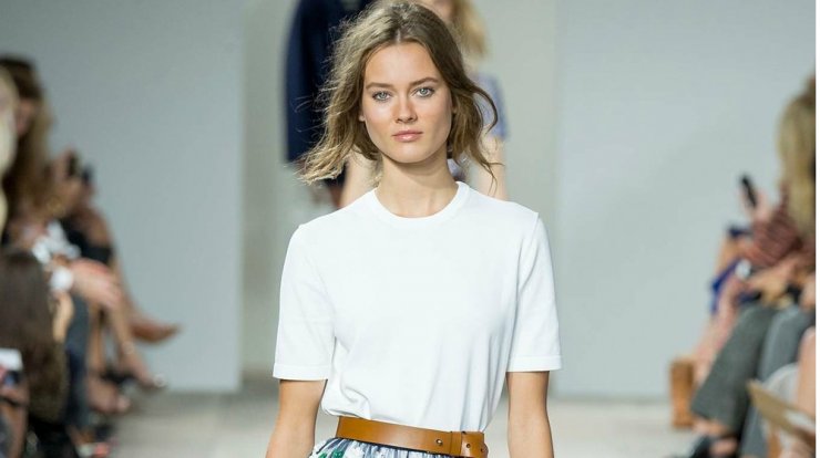 Φόρεσε το κλασικό λευκό σου t-shirt στη βραδινή σου έξοδο