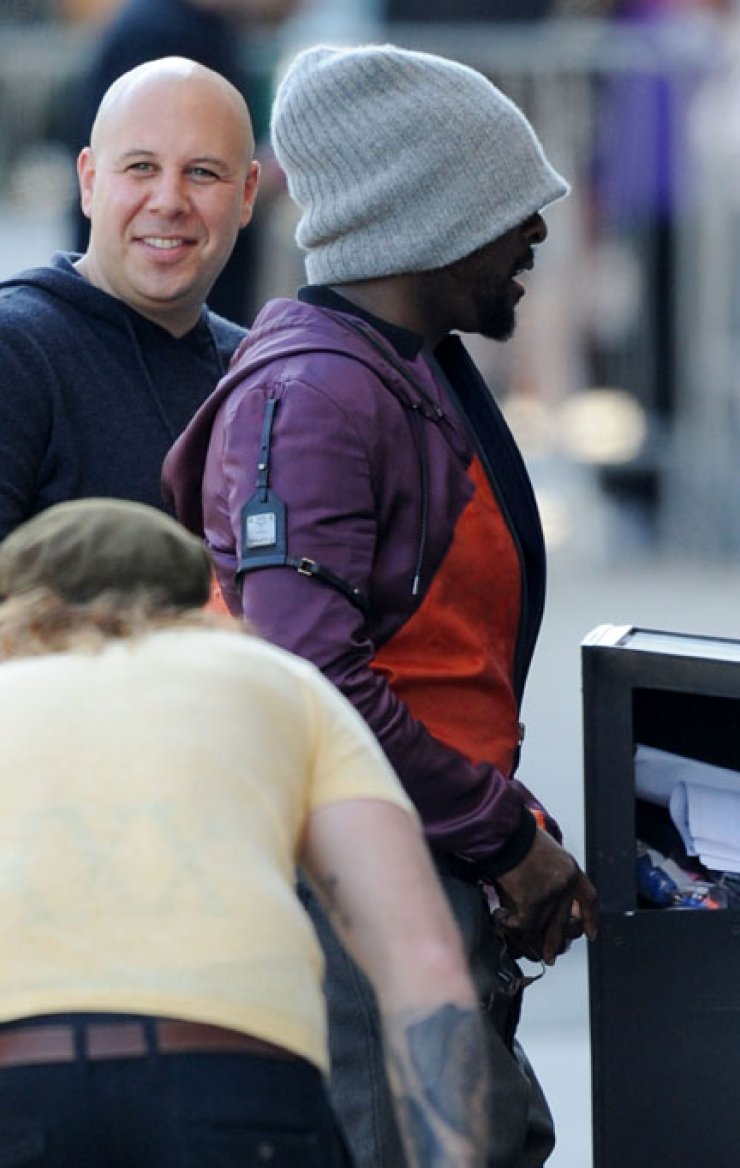 Ποιος τραγουδιστής φοράει σκουφάκι καλοκαιριάτικα;