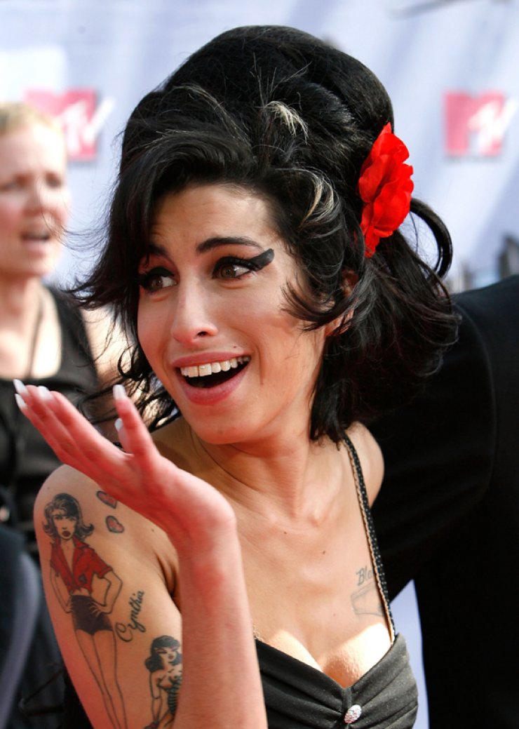 Έκλεψαν το νυφικό φόρεμα της Amy Winehouse!