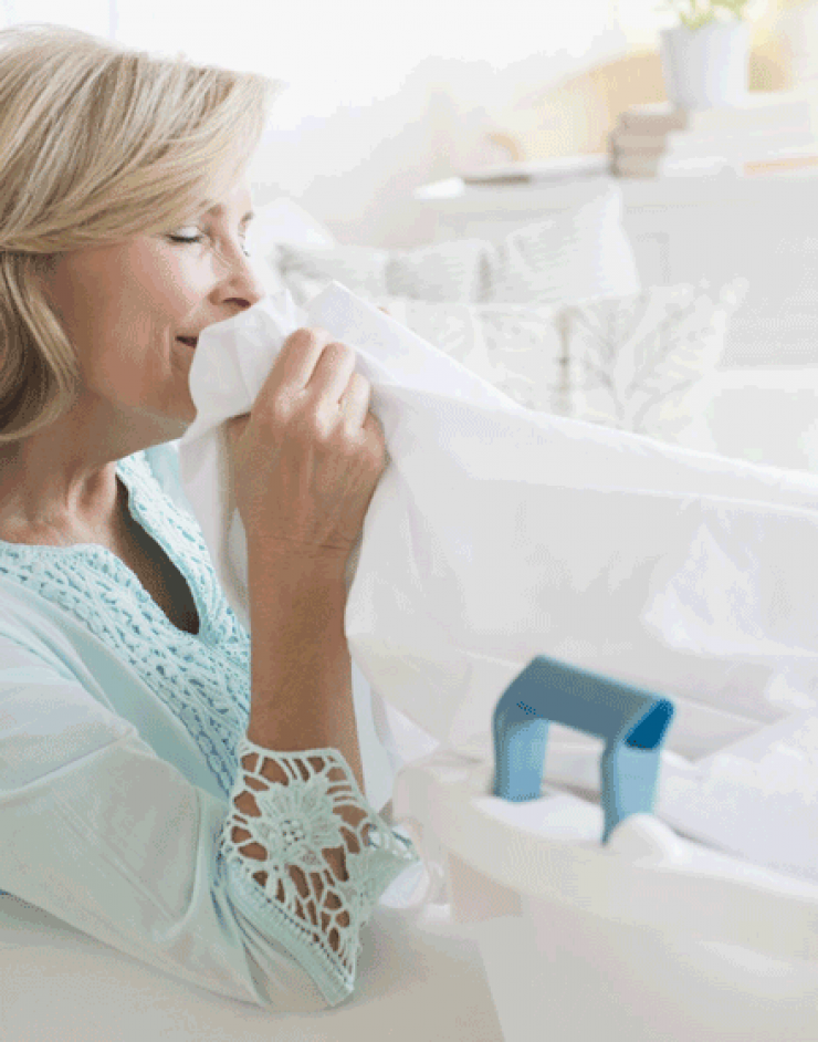 3 εύκολα tips για τους λεκέδες από τον ιδρώτα και το αποσμητικό στα λευκά ρούχα