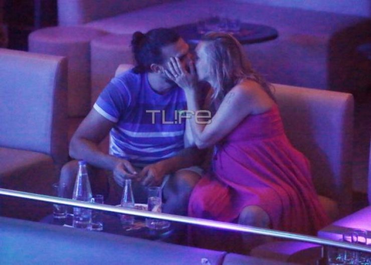 Τα καυτά φιλιά της εγκυμονούσας επώνυμης Ελληνίδας με το σύντροφό της