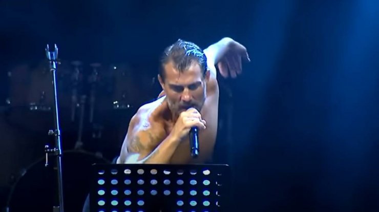 Επική εμφάνιση Χανταμπάκη ως Ρουβάς με φούστα και ιδρωμένο κορμί [βίντεο]