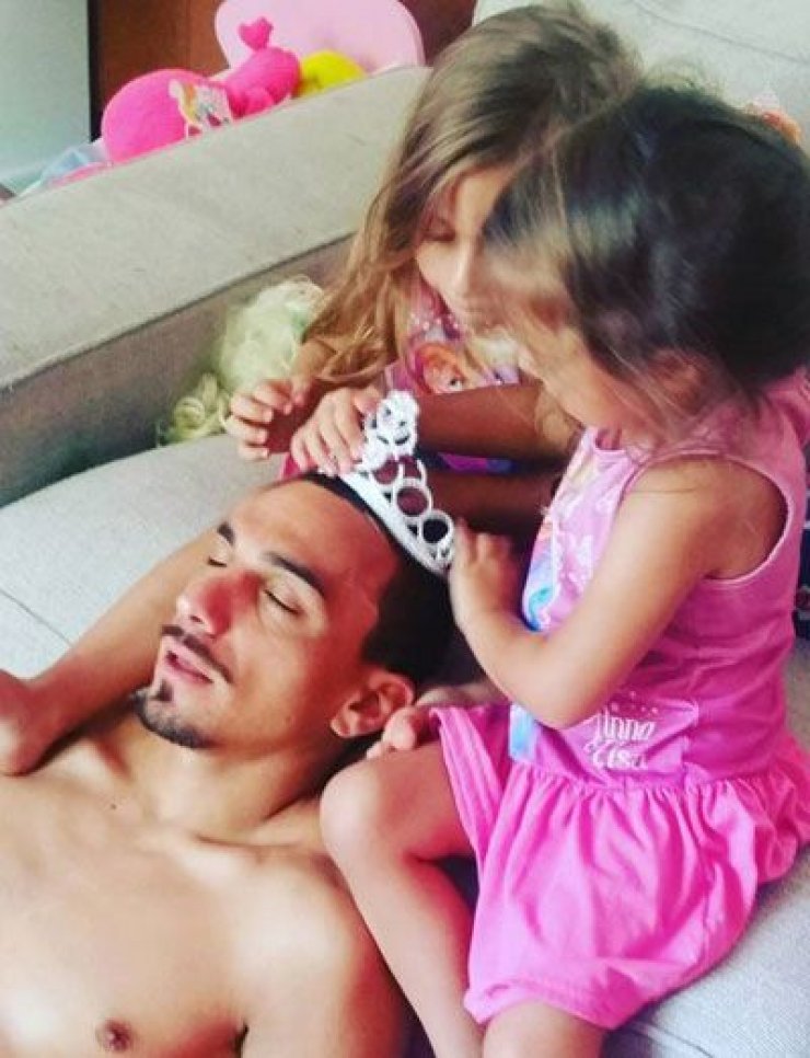 Τι γλυκό! Το μήνυμα που άφησε ο Κωνσταντίνος Χαραλαμπίδης στις δίδυμες κόρες του!