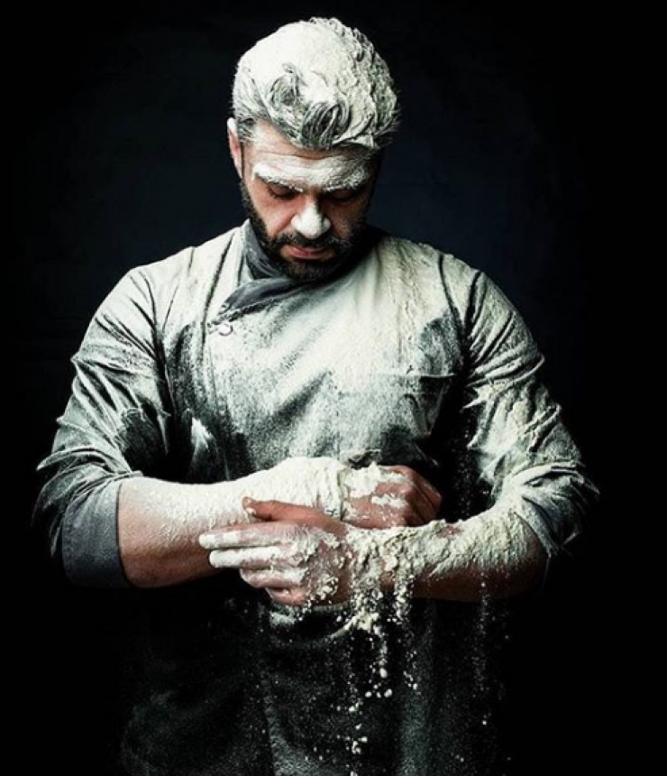 Full in love! Χαράλαμπος Χατζηπροδρόμου: Το τρυφερό φιλί στην κούκλα σύντροφό του!