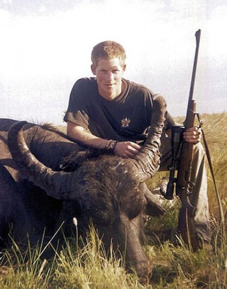 Bασιλική ντροπή! Ο Πρίγκιπας Harry καμαρώνει πάνω από νεκρό ζώο