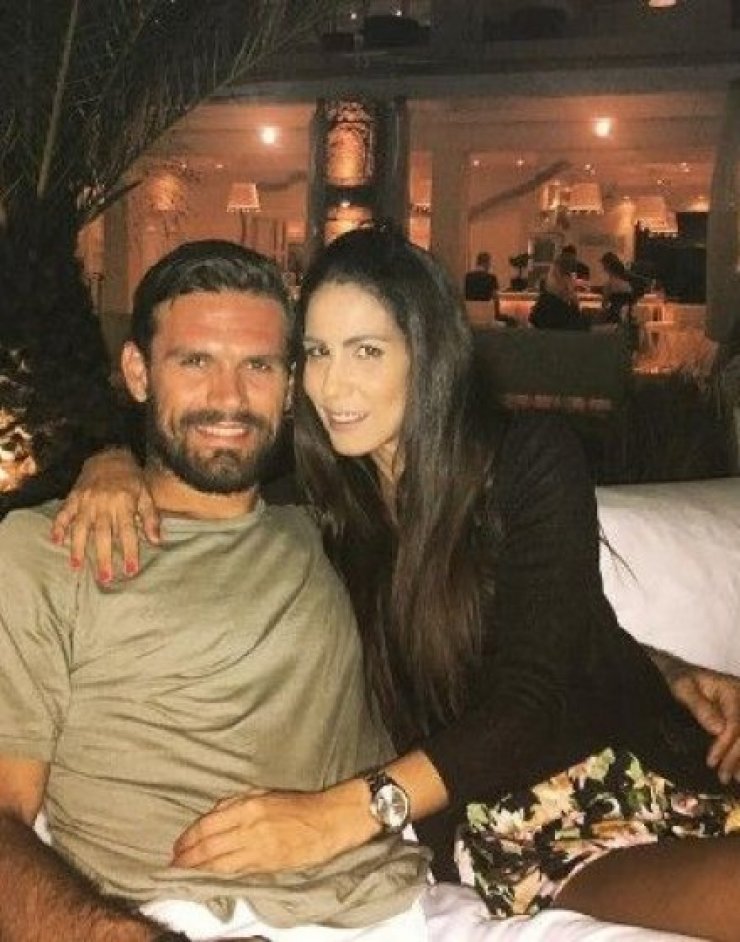 Δείτε για πρώτη φορά το εντυπωσιακό μονόπετρο της Χάρις Δημητρίου