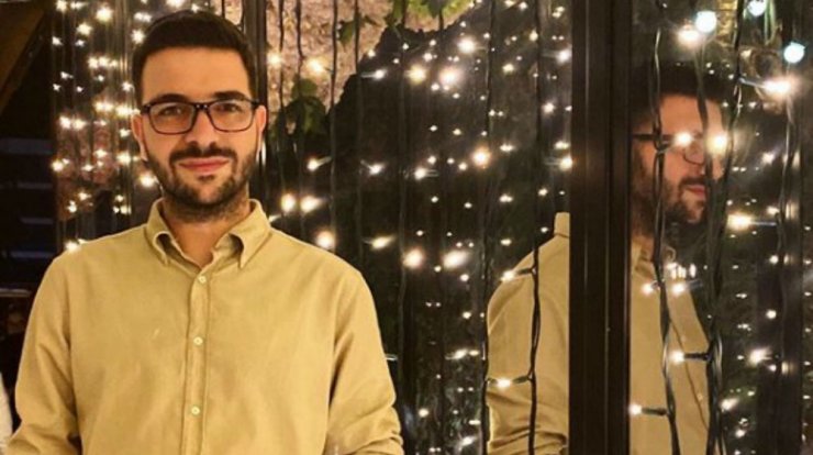 Χάρης Παπαθεοχάρους: Στόλισε στο σαλόνι του το πιο minimal χριστουγεννιάτικο δέντρο και μας άφησε άφωνους!