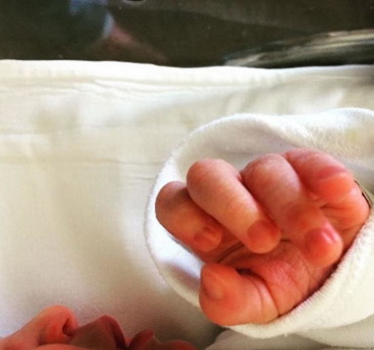 Έλληνας παρουσιαστής πόσταρε την πρώτη φωτογραφία της νεογέννητης!