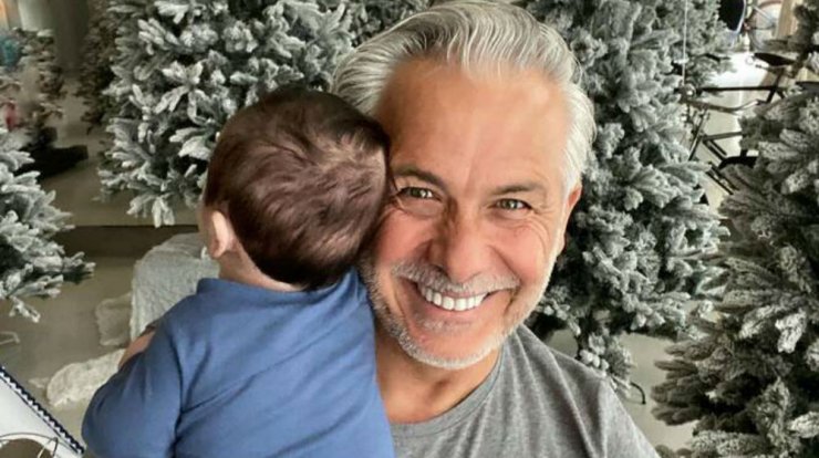 Χάρης Χριστόπουλος: Στόλισε χριστουγεννιάτικα το παιδικό καρότσι του γιου του [εικόνα]