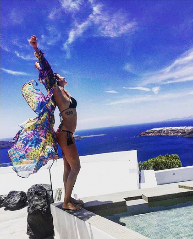 Ποια επώνυμη “κολάζει” τη Σαντορίνη με το σέξι κορμί της;