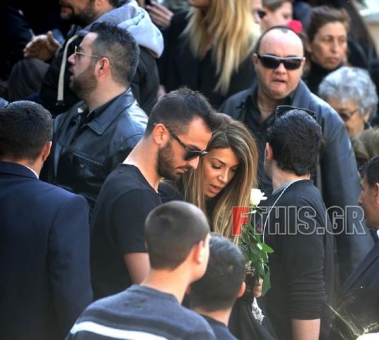 Ελένη Χατζίδου: Συντετριμμένη στην κηδεία του φίλου της Παντελή Παντελίδη