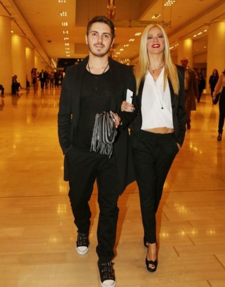 Μιχάλης Χατζηγιάννης: Φανερά αδυνατισμένος κάνει βόλτες με τη Ζέτα στην Πάρο!