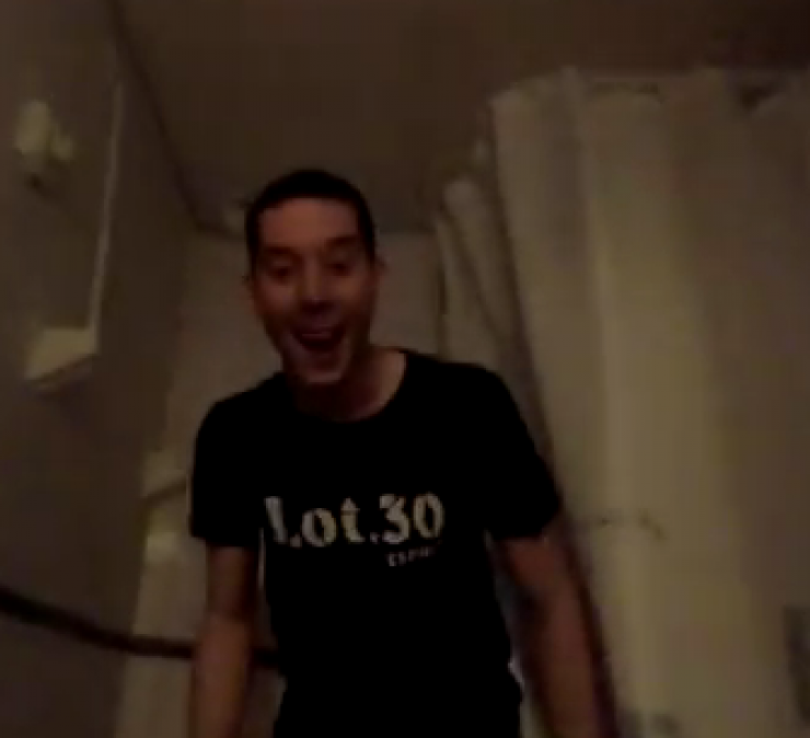 Χαζομπαμπάς παίζει κρυφτό με το 2χρονο κοριτσάκι του στο σπίτι (Βίντεο)