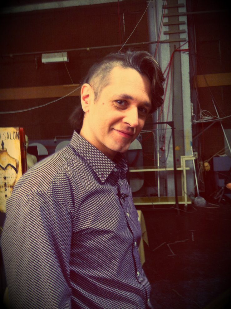 Αιμίλιος Χειλάκης: “Λύγισε” επί σκηνής για το θάνατο του Μηνά Χατζησάββα