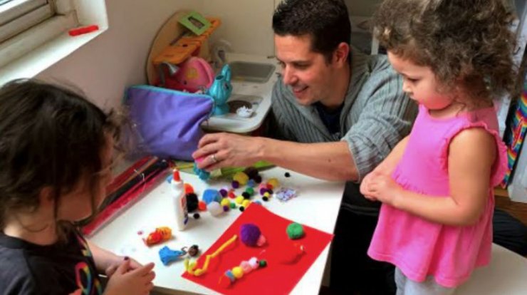 Ένας μπαμπάς περιγράφει τα οφέλη των δημιουργικών δραστηριοτήτων στο σπίτι