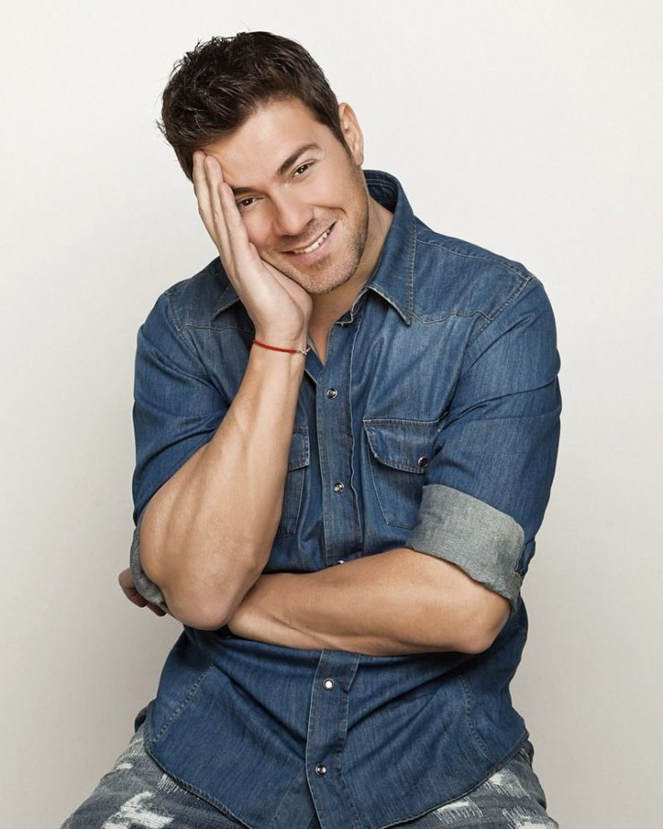 Χρήστος Χολίδης: Αυτή είναι η πασίγνωστη Ελληνίδα καλλονή σύντροφός του!