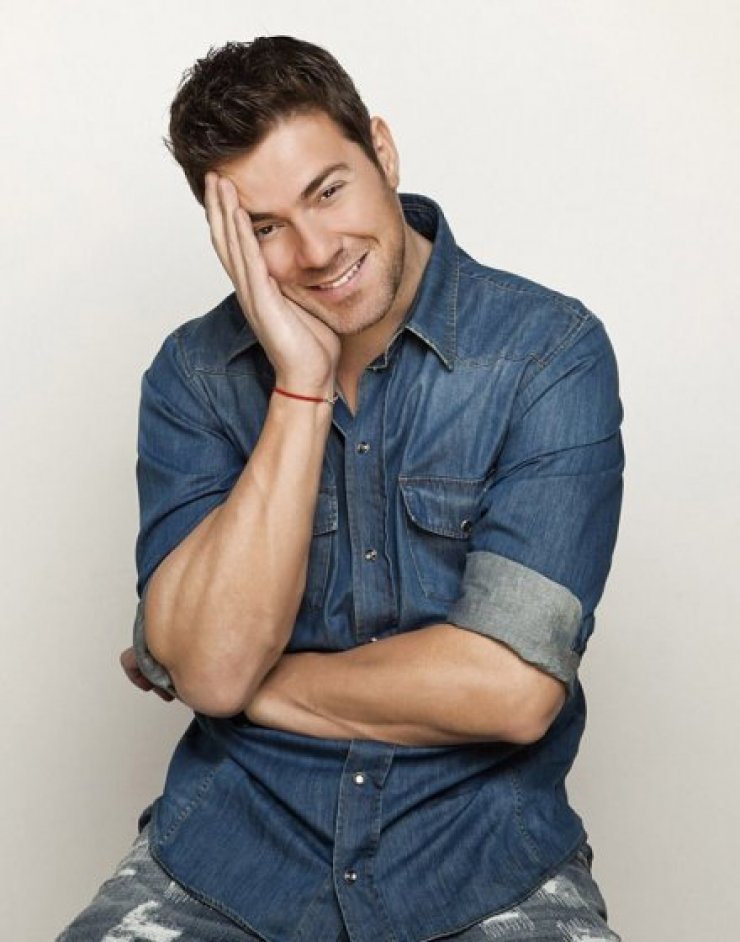 Ο Χρήστος Χολίδης επιτέλους μίλησε για τις φήμες που τον θέλουν ζευγάρι με τη Βίκυ Κάβουρα!