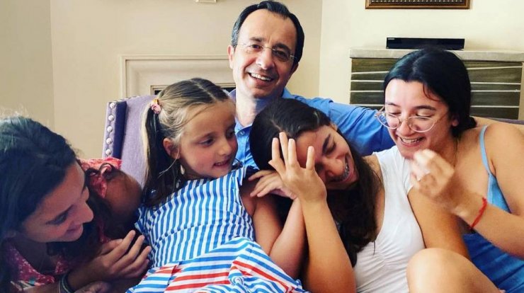 Νίκος Χριστοδουλίδης: Η μεγάλη του κόρη έκλεισε τα 18 και μας τη δείχνει να τραγουδάει υπέροχα!