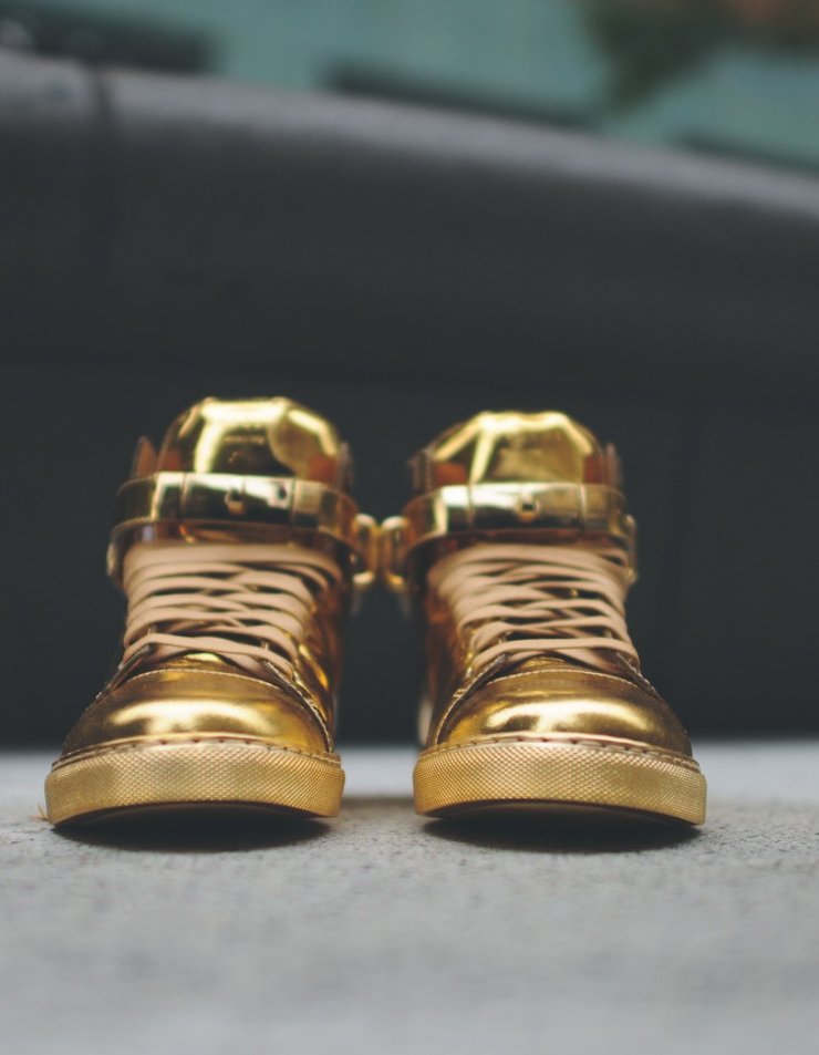 Εσείς θα φορούσατε χρυσά παπούτσια πολλών καρατίων;