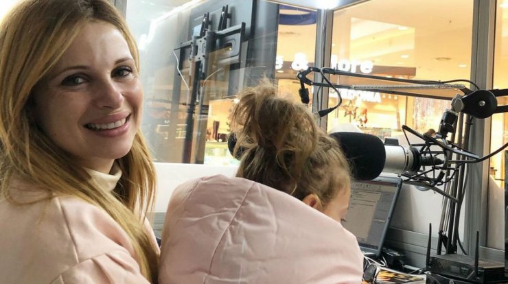 Χριστιάνα Αριστοτέλους: Ποζάρει στην αγκαλιά της Μελίνας στις πιο χριστουγεννιάτικες τους στιγμές [εικόνες]