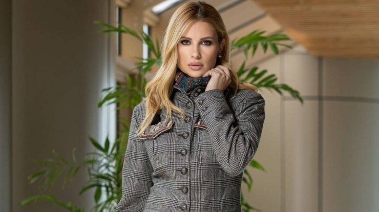 Χριστιάνα Αριστοτέλους: Επίσκεψη στο ραφτάδικο της μητέρας της όπου μεγάλωσε [εικόνα]