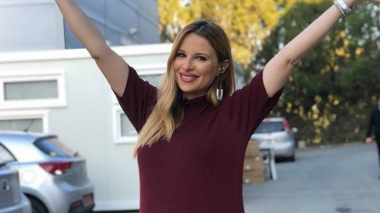 Το μίνι φόρεμα της Χριστιάνας Αριστοτέλους και η αμηχανία της on air [βίντεο]