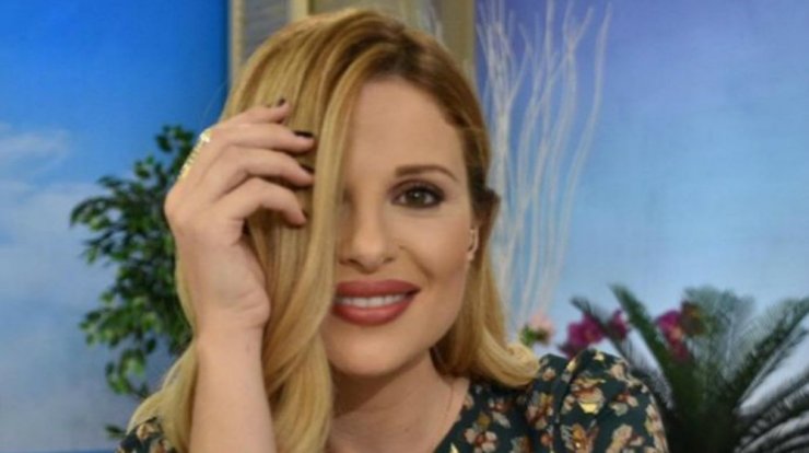 Απίστευτο! Η Χριστιάνα Αριστοτέλους με τις πιτζάμες στο περίπτερο! [βίντεο]