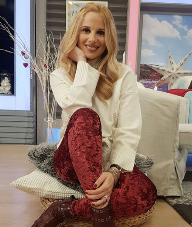 Τρελό γέλιο! Η Χριστιάνα Αριστοτέλους τρέχει με ένα τραπεζομάντηλο στο κεφάλι! [βίντεο]