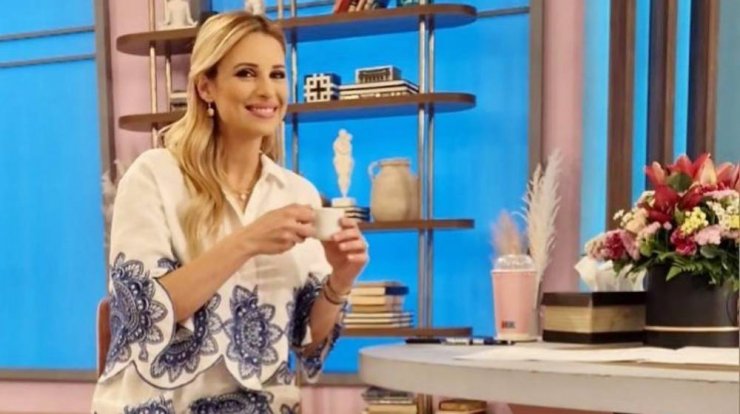 Αριστοτέλους: Η αντίδραση όταν η κόρη της σχολίασε γυναίκα στον δρόμο με ροζ μαλλί 