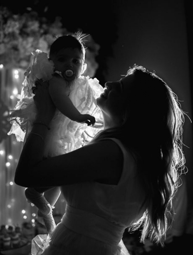 Χριστιάνα Αριστοτέλους: Το πρώτο μπάνιο στη θάλασσα για τη μικρή Μελίνα! [βίντεο]