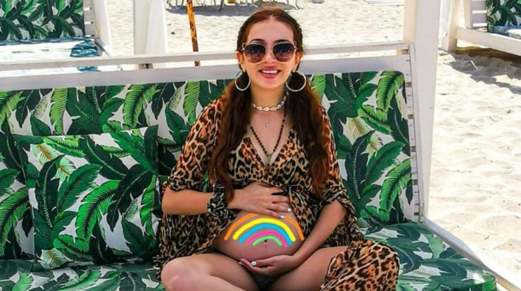 Χριστιάνα Θεοδώρου: Ζωγράφισε την φουσκωμένη της κοιλίτσα ποζάροντας με crop top [εικόνα]