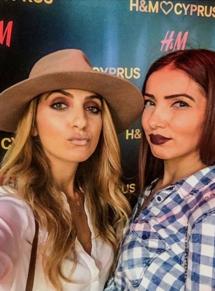 Οι πιο σέξι αδερφές της κυπριακής showbiz! Δείτε τη Χριστιάνα Θεοδώρου να ποζάρει με την αδερφή της με μαγιό!