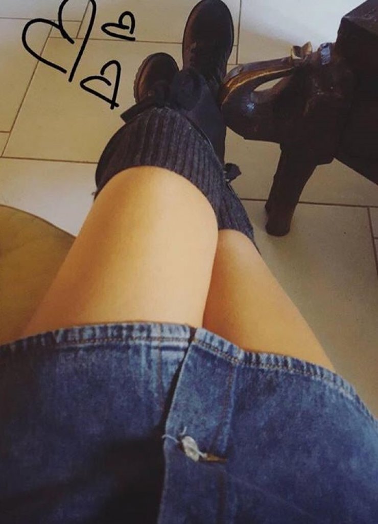 Επώνυμη Κύπρια "έβαλε φωτιά" στο instagram με τα σέξι πόδια της!